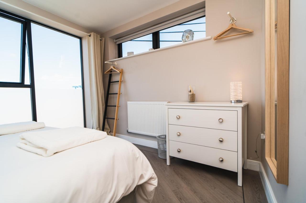 Beautiful Two Bedroom Harbour Side Apartment Poole Kültér fotó