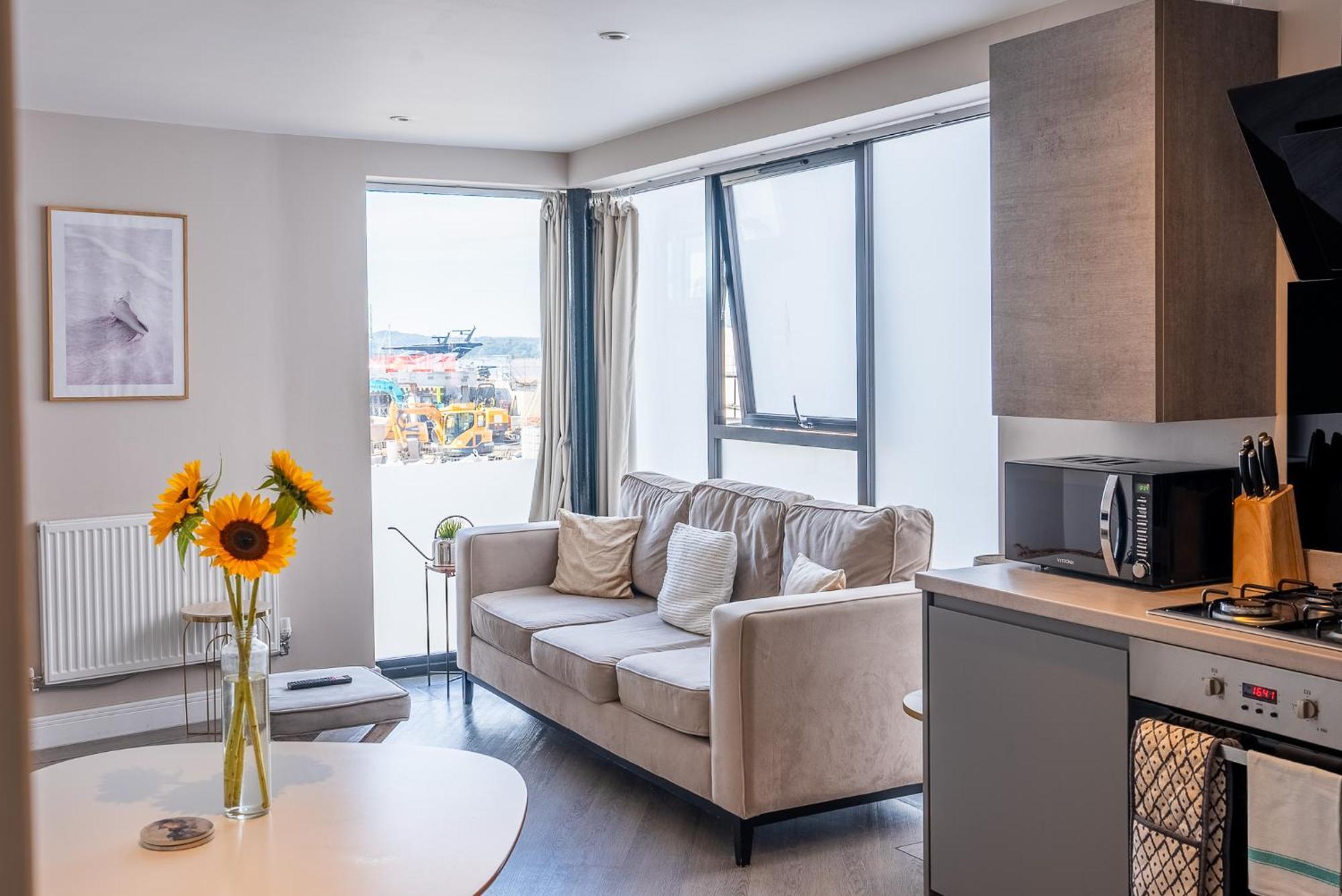 Beautiful Two Bedroom Harbour Side Apartment Poole Kültér fotó